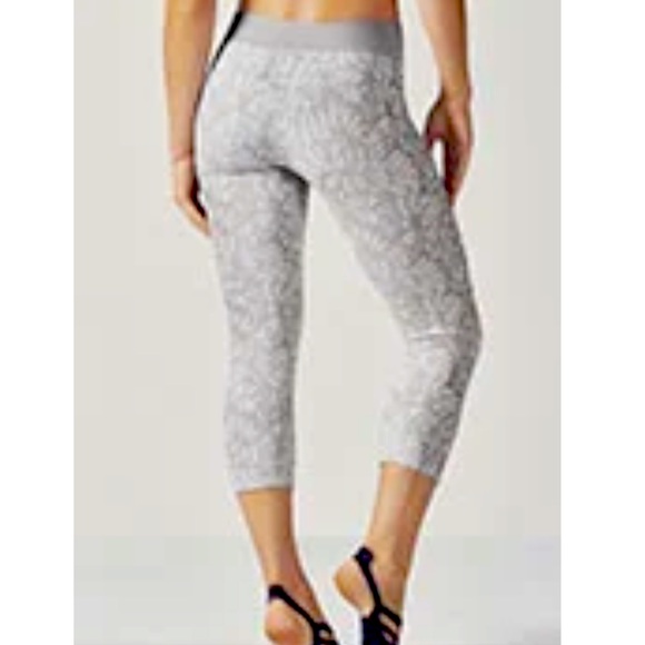 Medium Fabletics Set - Picture 2 of 3